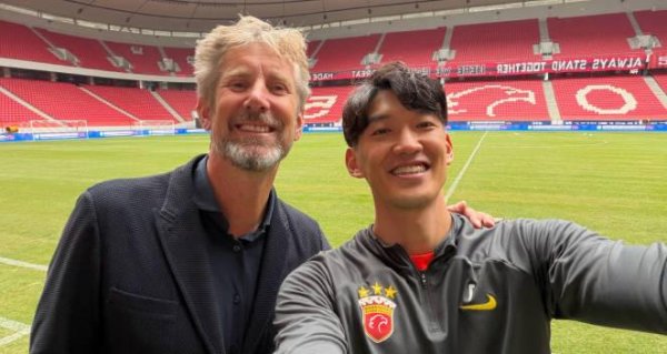 维嘉优配平台 颜骏凌晒自己和范德萨的合影：这一切都是值得的❤